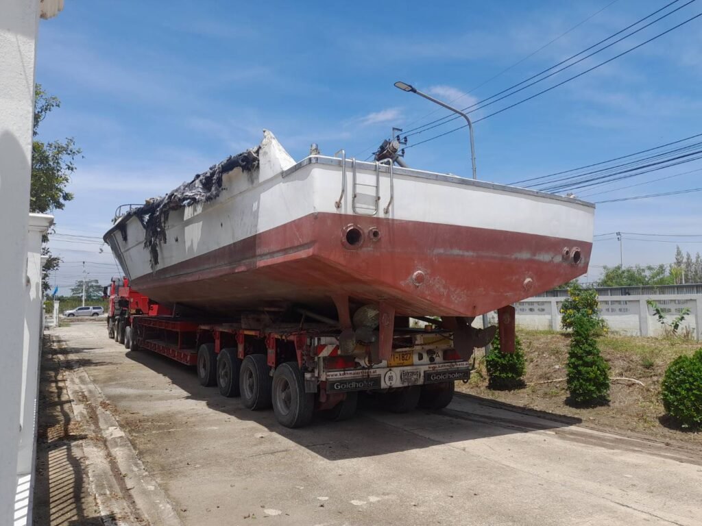 รับจ้างขนย้ายเรือใหญ่ - บริการขนย้ายรถแบคโฮ ติดต่อโทร 088-800-0456 ขนย้ายเรือ